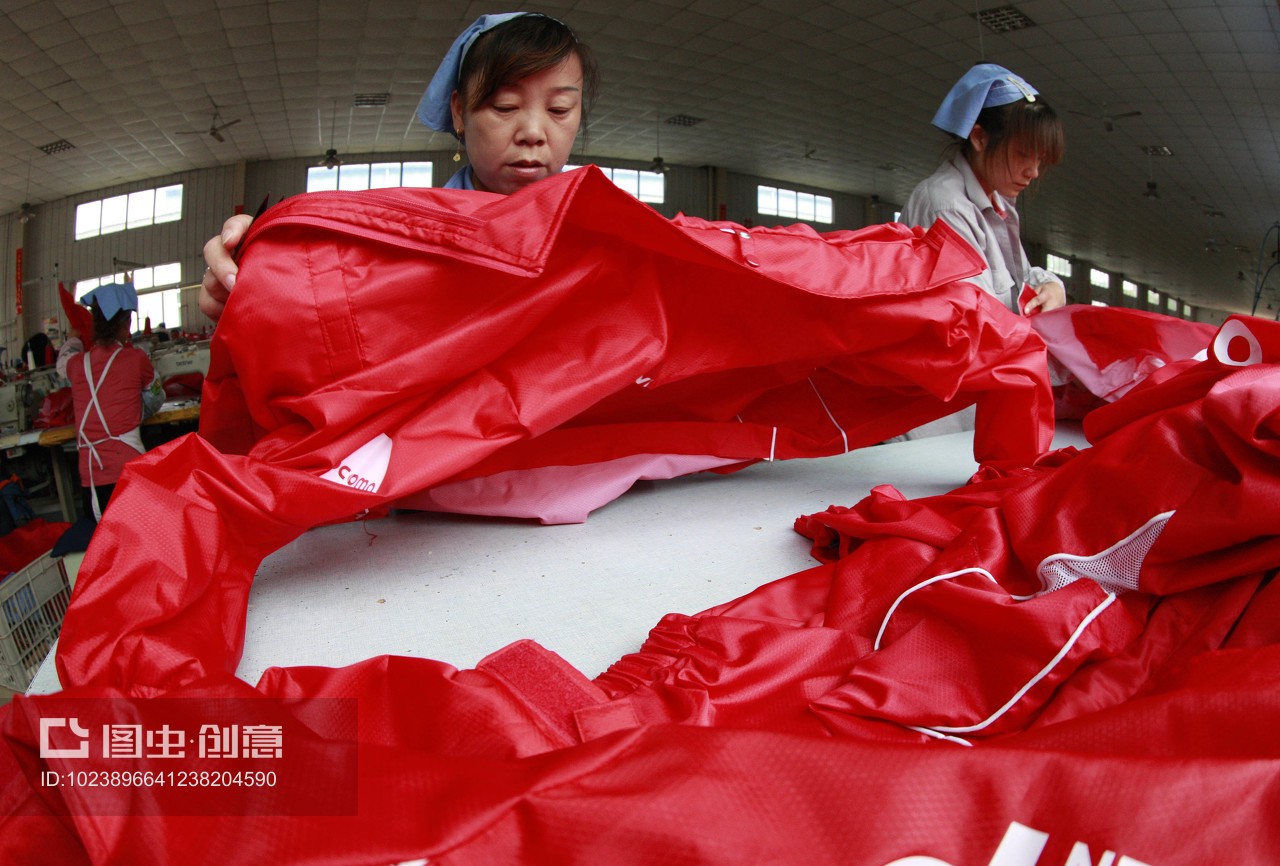 安徽省淮北市秋艷服裝廠,女工在生產(chǎn)車間內(nèi)加工出口到歐美地區(qū)的服裝產(chǎn)品。